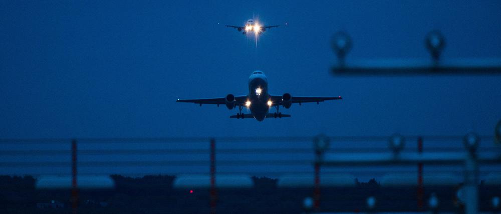 Ein Flugzeug startet vom dem Flughafen in Hamburg.
