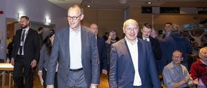 Friedrich Merz (l-r), Bundesvorsitzender der CDU, und Kai Wegner, Spitzenkandidat der CDU Berlin, kommen zu einem Wahlkampf-Bürgertreffen im Gemeinschaftshaus Gropiusstadt im Bezirk Neukölln. 