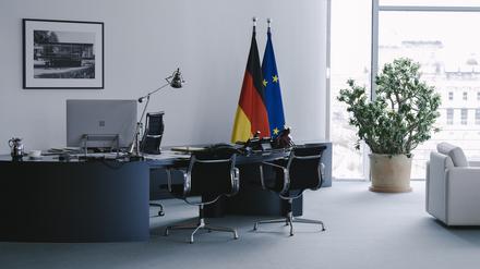 Sogar der wichtigste Schreibtisch der Bundesregierung, der von Olaf Scholz, ist mal unbesetzt. Allerdings arbeitet der Kanzler eher nicht im Potsdamer Homeoffice.
