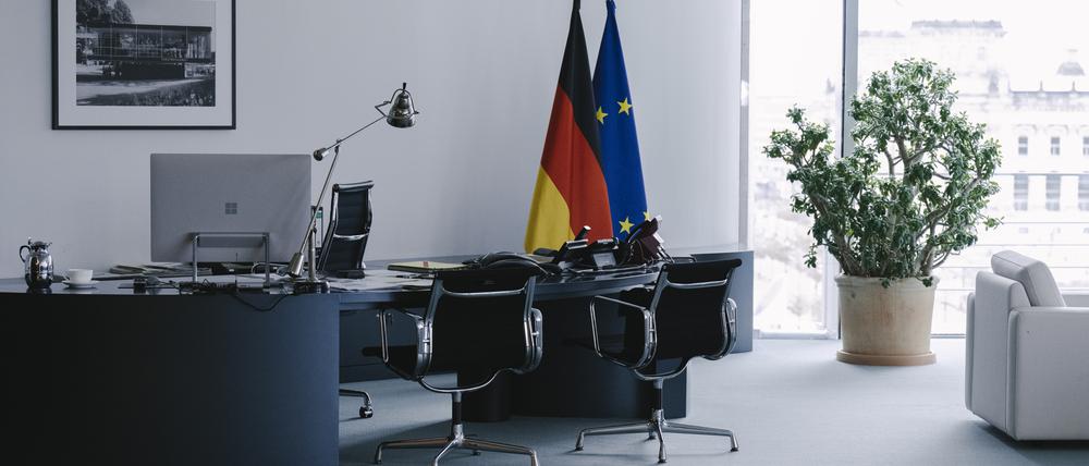 Sogar der wichtigste Schreibtisch der Bundesregierung, der von Olaf Scholz, ist mal unbesetzt. Allerdings arbeitet der Kanzler eher nicht im Potsdamer Homeoffice.