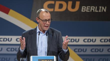 27.01.2023, Berlin: Friedrich Merz, Bundesvorsitzender der CDU, spricht bei einem Wahlkampf-Bürgertreffen im Gemeinschaftshaus Gropiusstadt im Bezirk Neukölln. Foto: Monika Skolimowska/dpa +++ dpa-Bildfunk +++
