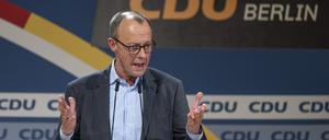 27.01.2023, Berlin: Friedrich Merz, Bundesvorsitzender der CDU, spricht bei einem Wahlkampf-Bürgertreffen im Gemeinschaftshaus Gropiusstadt im Bezirk Neukölln. Foto: Monika Skolimowska/dpa +++ dpa-Bildfunk +++