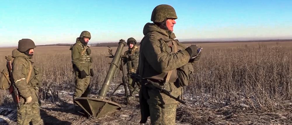 Auf diesem vom Pressedienst des russischen Verteidigungsministeriums zur Verfügung gestellten Videostandbild bereiten russische Soldaten in der Nähe von Wuhledar einen Mörser vom Typ Sani für den Abschuss vor.