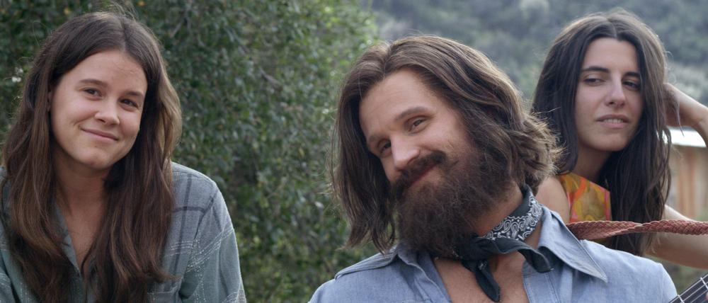 Vor den Morden: Charles Manson (Matt Smith) mit Katie (Sosie Bacon, links) und Sadie (Marianne Rendon).