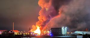 28.01.2023, Berlin: Flammen schlagen hoch in den Nachthimmel über Berlin. Ein Feuer in einer Lagerhalle im Berliner Ortsteil Oberschöneweide hat am frühen Samstagmorgen ein Großaufgebot von über 100 Einsatzkräften auf den Plan gerufen. Beim Eintreffen der Feuerwehr stellte sich heraus, dass die Lagerhalle eines Parkettherstellers in voller Ausdehnung brannte. Foto: Julius-Christian Schreiner/dpa +++ dpa-Bildfunk +++