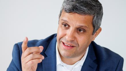 ARCHIV - 01.04.2022, Berlin: Raed Saleh, Landesvorsitzender der SPD Berlin und Vorsitzender der SPD-Fraktion im Berliner Abgeordnetenhaus, bei einem Interview mit Redakteuren der Deutschen Presse Agentur dpa im Kurt-Schuhmacher-Haus. Saleh sieht vieles in der Berliner Verkehrspolitik kritisch. (zu dpa: «SPD-Chef Saleh: In Jaraschs Verkehrspolitik ist der Wurm drin») Foto: Carsten Koall/dpa +++ dpa-Bildfunk +++