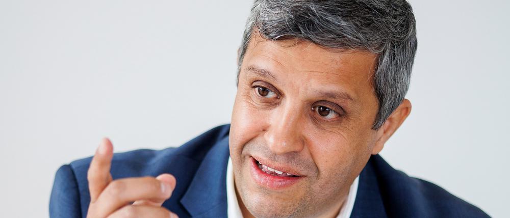 ARCHIV - 01.04.2022, Berlin: Raed Saleh, Landesvorsitzender der SPD Berlin und Vorsitzender der SPD-Fraktion im Berliner Abgeordnetenhaus, bei einem Interview mit Redakteuren der Deutschen Presse Agentur dpa im Kurt-Schuhmacher-Haus. Saleh sieht vieles in der Berliner Verkehrspolitik kritisch. (zu dpa: «SPD-Chef Saleh: In Jaraschs Verkehrspolitik ist der Wurm drin») Foto: Carsten Koall/dpa +++ dpa-Bildfunk +++
