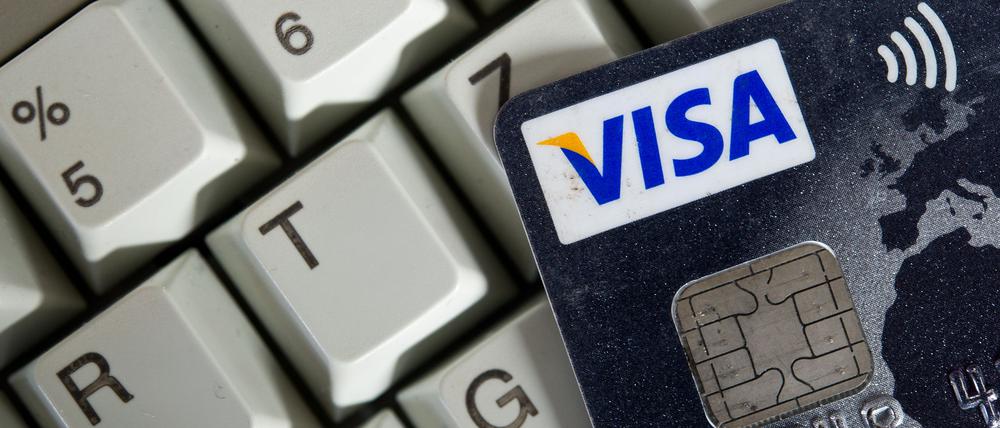 Eine Visa-Kreditkarte auf einer Tastatur. 