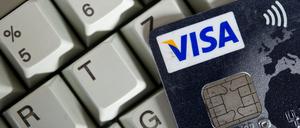 Eine Visa-Kreditkarte auf einer Tastatur. 