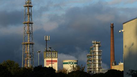 FILE PHOTO: A view shows oil processing facilities of a PCK oil refinery in Schwedt, Germany October 1, 2022. REUTERS/Annegret Hilse/File Photo