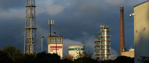 FILE PHOTO: A view shows oil processing facilities of a PCK oil refinery in Schwedt, Germany October 1, 2022. REUTERS/Annegret Hilse/File Photo
