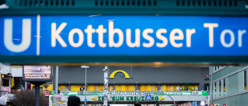 27.01.2023, Berlin: Der Gebäuderiegel Zentrum Kreuzberg am Kottbusser Tor, wo eine Polizeiwache einzieht. Eine geplante Polizeiwache am Kottbusser Tor, im Zentrum von Berlins Alternativ-Bezirk Kreuzberg, soll für mehr Sicherheit sorgen. (zu dpa "Polizeiwache am Kottbusser Tor - Rettung oder Bedrohung?") Foto: Christoph Soeder/dpa +++ dpa-Bildfunk +++