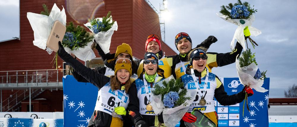 Zweimal kam es bei der WM in Östersund zu einer rein deutschen Siegerehrung mit Leonie Walter, Linn Kazmaier und Johanna Recktenwald (v.r.).