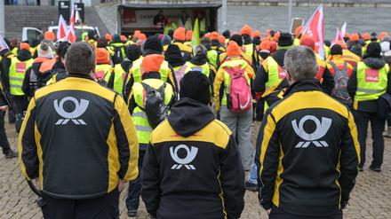 Zustellerinnen und Zusteller der Post beim Warnsteik und der Kundgebung von Verdi in Halle, Sachsen-Anhalt. 