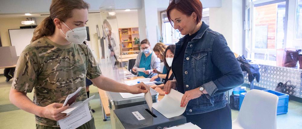 Ein junger Mann wählt bei der Berlin-Wahl im September 2021