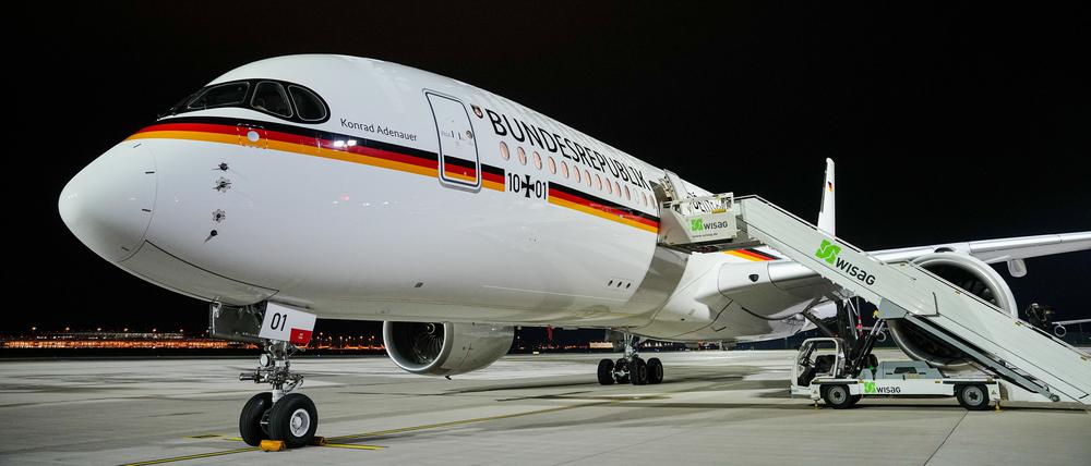 Der neue Airbus A350 „Konrad Adenauer“ der Flugbereitschaft steht auf dem militärischen Teil des Flughafens Berlin-Brandenburg (BER).