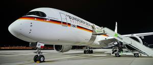 Der neue Airbus A350 „Konrad Adenauer“ der Flugbereitschaft steht auf dem militärischen Teil des Flughafens Berlin-Brandenburg (BER).
