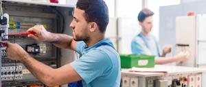 Der 19-jährige Mohammad aus Afghanistan arbeitet im Ausbildungszentrum der Siemens Professional Education an der Verdrahtung eines Schaltschranks. 500.000 qualifizierte Arbeitskräfte aus dem Ausland seien laut der KPMG-Studie pro Jahr nötig, um den Fachkräftemangel in Deutschland auszugleichen.