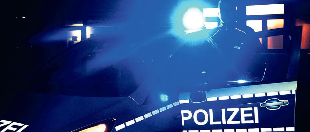 Im Funkwagen unterwegs mit den Streifenpolizisten Ronald Schüler (mit Dreitagebart) und Dirk Zollondz vom Polizeiabschnitt 21 in Berlin-Spandau, aufgenommen am 27. November 2015 für MEHR BERLIN. Foto: Kitty Kleist-Heinrich