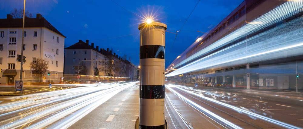 Eine Blitzsäule (PoliScan red+speed) mit kombinierter Überwachung von Rotlicht und Geschwindigkeit.
