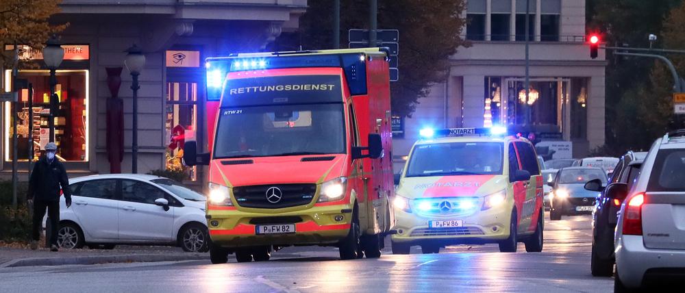 Potsdam, 26.10.2020 / Lokales / Coronakrise / 
Notarzt, Notarztwagen, Fahrzeug, Rettungsdienst, höhe Luisenplatz, 
Foto: Ottmar Winter PNN 