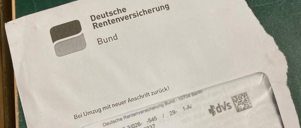 Zerrissener Brief der Deutschen Rentenversicherung Bund an einen Empfänger in Steglitz-Zehlendorf.