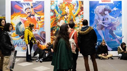 Besucher vor Plakaten beim Comicfestival an Angoulême im Jahr 2023.