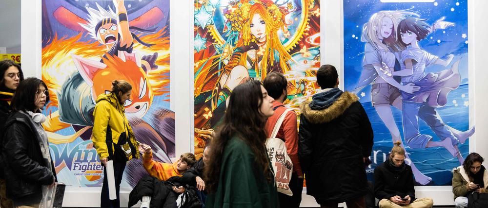 Besucher vor Plakaten beim Comicfestival an Angoulême im Jahr 2023.
