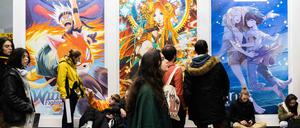 Besucher vor Plakaten beim Comicfestival an Angoulême im Jahr 2023.