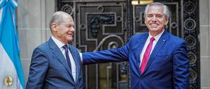 Alberto Angel Fernandez (r), Präsident von Argentinien, empfängt den deutschen Bundeskanzler Olaf Scholz (SPD) vor dem Außenministerium in Buenos Aires.