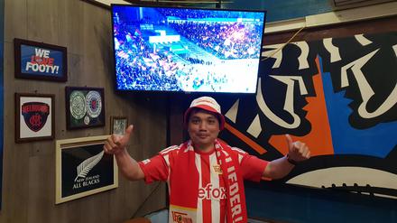 Unions Spieler feiern vor dem Gästeblock, Nguyen Hong Duc in einer Sportsbar in Hanoi.