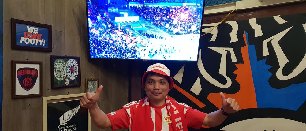 Unions Spieler feiern vor dem Gästeblock, Nguyen Hong Duc in einer Sportsbar in Hanoi.