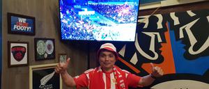 Unions Spieler feiern vor dem Gästeblock, Nguyen Hong Duc in einer Sportsbar in Hanoi.