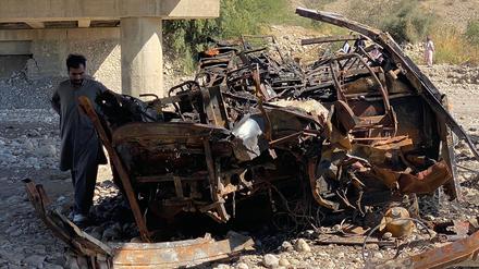 Anwohner und Helfer am Wrack eines ausgebrannten Passagierbusses im Bezirk Lasbela in Pakistan am 29. Januar 2023. 
