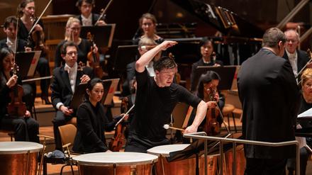Der Schlagzeuger Martin Grubinge gab in der Berliner Philharmonie sein Abschlusskonzert, gemeinsam mit dem DSO und Dirigent Andris Poga. 