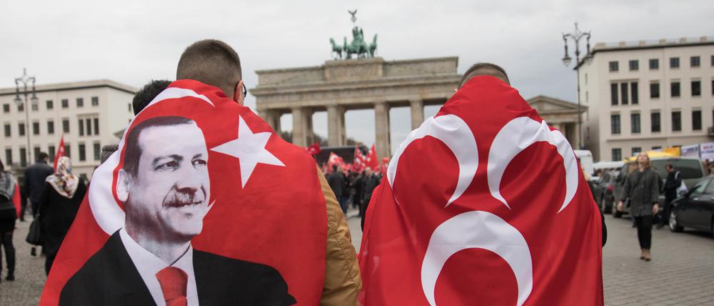 Teilnehmer einer Demonstration für den türkischen Präsidenten Erdogan am 19.11.2016 auf dem Pariser Platz in Berlin.