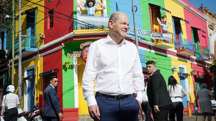 Bundeskanzler Olaf Scholz (SPD) besucht zuerst Argentinien und danach Chile und Brasilien. Ziel der Reise ist es, die Zusammenarbeit mit Lateinamerika im Wettbewerb mit Russland und China zu stärken. 