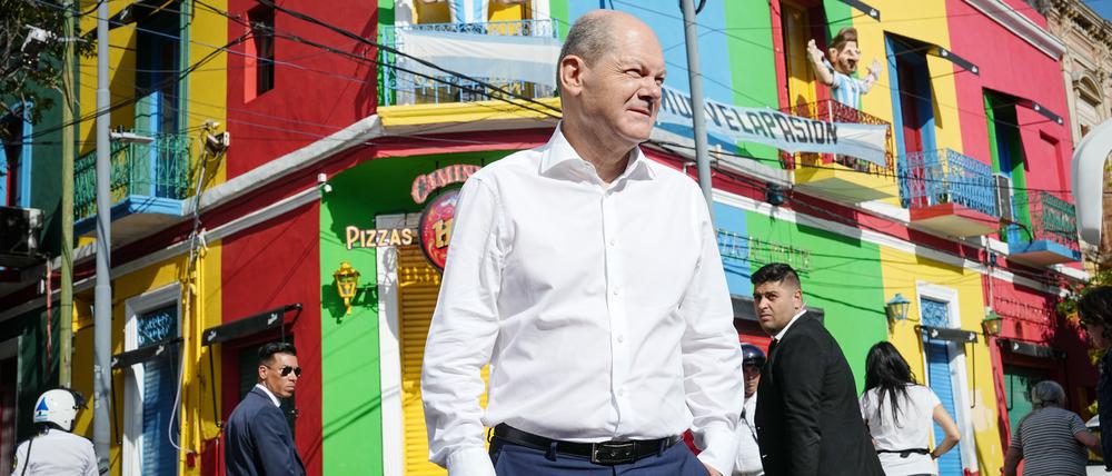 Bundeskanzler Olaf Scholz (SPD) besucht zuerst Argentinien und danach Chile und Brasilien. Ziel der Reise ist es, die Zusammenarbeit mit Lateinamerika im Wettbewerb mit Russland und China zu stärken. 
