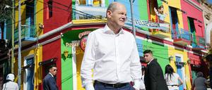 Bundeskanzler Olaf Scholz (SPD) besucht zuerst Argentinien und danach Chile und Brasilien. Ziel der Reise ist es, die Zusammenarbeit mit Lateinamerika im Wettbewerb mit Russland und China zu stärken. 