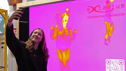 Luzia (13) schießt ein Selfie vor der Wärmebildkamera, einem der neuen Exponate im Extavium.
