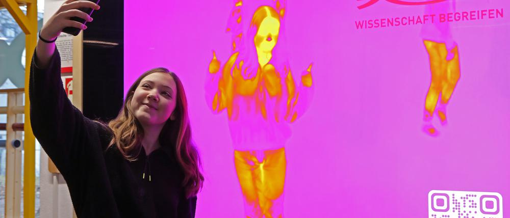 Luzia (13) schießt ein Selfie vor der Wärmebildkamera, einem der neuen Exponate im Extavium.