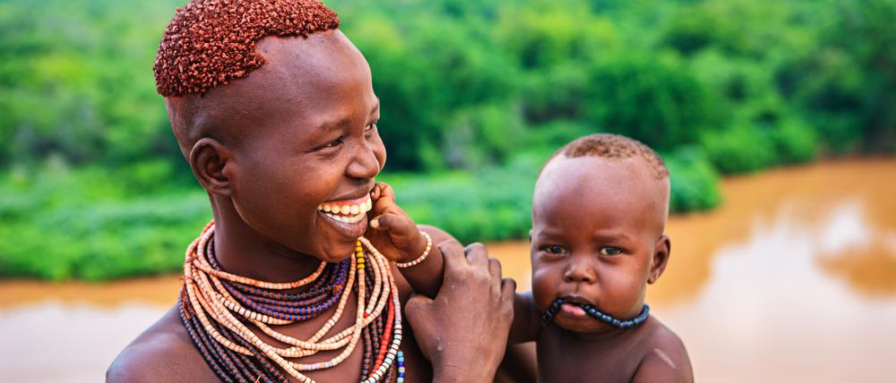 Eine Angehörige des Karo-Stammes mit Kleinkind im südlichen Äthiopien. 