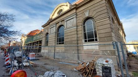 Die Sanierung der historischen Sporthalle in der Kurfürstenstraße hatte sich verzögert. Nun sollen die Arbeiten 2023 abgeschlossen werden.