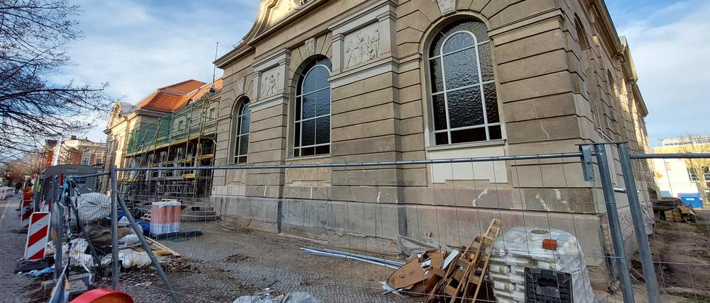 Die Sanierung der historischen Sporthalle in der Kurfürstenstraße hatte sich verzögert. Nun sollen die Arbeiten 2023 abgeschlossen werden.