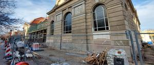 Die Sanierung der historischen Sporthalle in der Kurfürstenstraße hatte sich verzögert. Nun sollen die Arbeiten 2023 abgeschlossen werden.