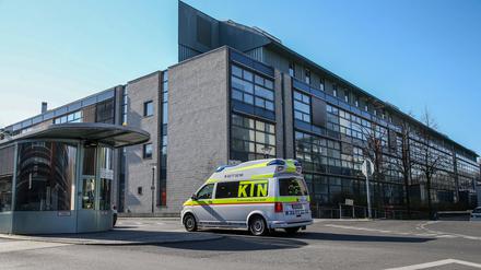 Ein Krankentransport fährt auf das Gelände des Virchow-Klinikums in Berlin-Wedding.