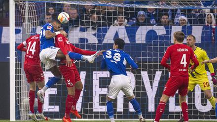 Schalke und Köln boten viel Krampf und wenig Spielkultur.