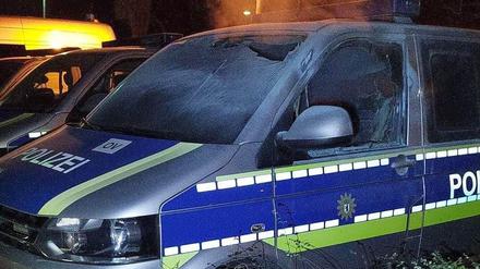 Der Polizeiwagen, auf den der Brandanschlag verübt wurde. 