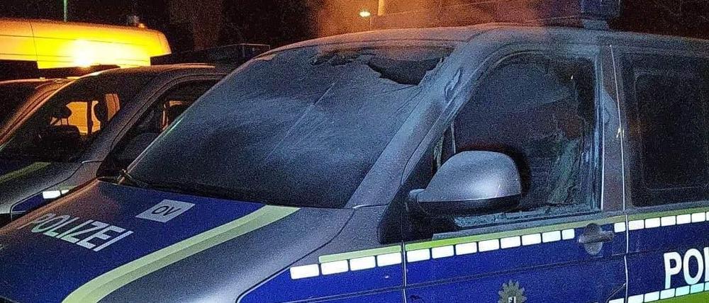 Der Polizeiwagen, auf den der Brandanschlag verübt wurde. 