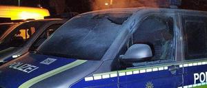 Der Polizeiwagen, auf den der Brandanschlag verübt wurde. 